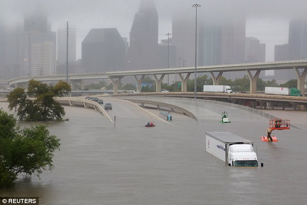 nha ngap trong bien nuoc sau sieu bao harvey 2 cha con o houston van lac quan bat ca