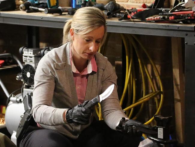 xem dien thoai cua chong vo chet lang khi phat hien toi ac cua chong voi be gai 12 tuoi