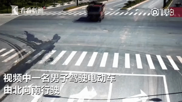 cam dau cam co vuot den do nguoi dan ong xem mat mang trong vu va cham kinh hoang voi container