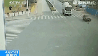 cam dau cam co vuot den do nguoi dan ong xem mat mang trong vu va cham kinh hoang voi container