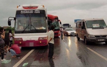 hai xe khach tong nhau bep dum tren cao toc phap van cau gie 10 nguoi bi thuong