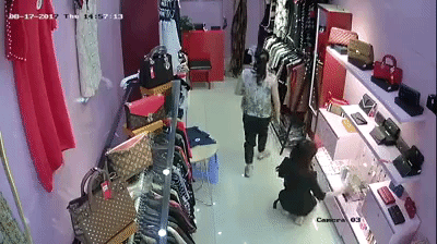 clip gay buc xuc co gai xinh dep danh lac huong nhan vien ban hang de lay trom chai nuoc hoa