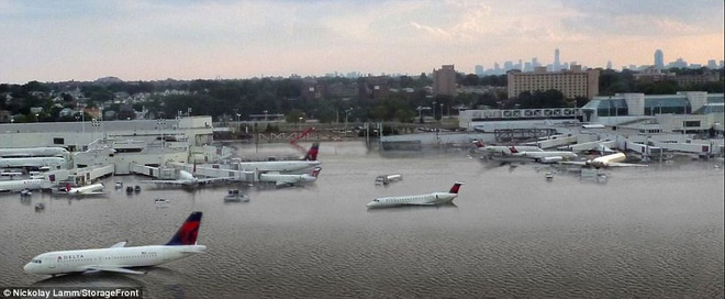 su that phia sau buc anh san bay houston ngap nang may bay chim trong bien nuoc sau bao harvey