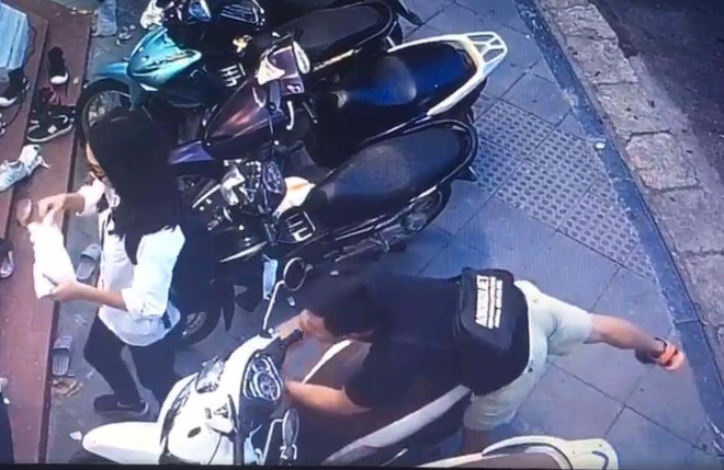 ha noi nam thanh nien be khoa trom xe sh tren pho ba trieu 3 co gai dung ngay canh khong he hay biet