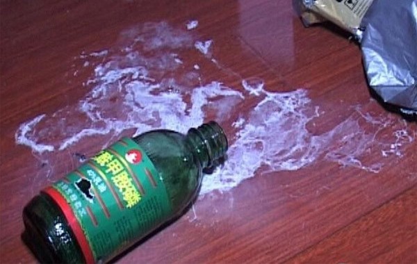 nghe an nghi an me giet con trai 2 tuoi roi uong thuoc tru sau tu tu