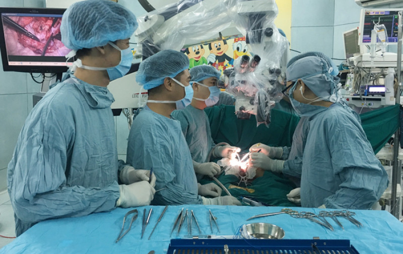 lan dau tien phau thuat thanh cong cap song sinh dinh nhau