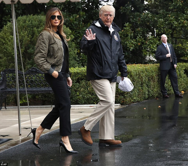sau khi gay xon xao ba melania trump da thay giay cao got bang sneaker trang khi toi tham texas sau sieu bao harvey