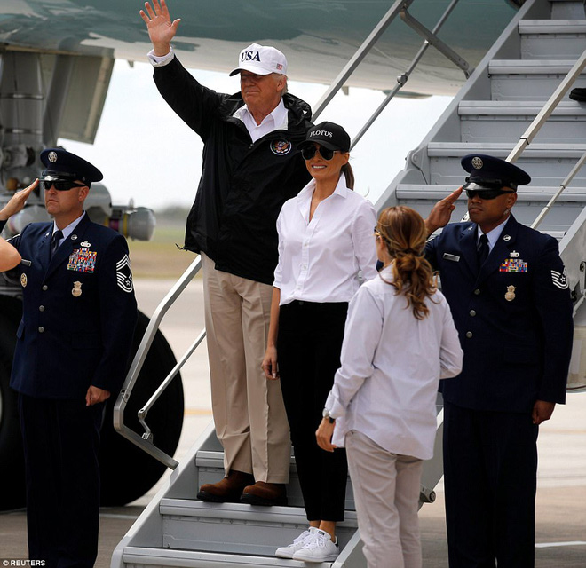 sau khi gay xon xao ba melania trump da thay giay cao got bang sneaker trang khi toi tham texas sau sieu bao harvey