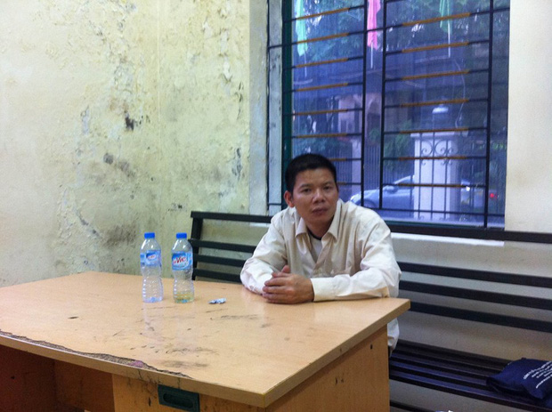 khoi to nguoi dan ong danh rach moi nu nhan vien phun thuoc diet muoi chong sot xuat huyet