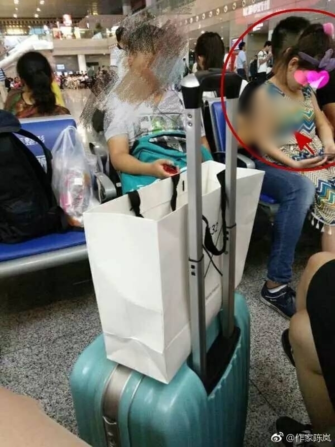 nam sinh vien ngang nhien so soang vong mot be gai vi thanh nien giua chon dong nguoi da bi canh sat bat giu