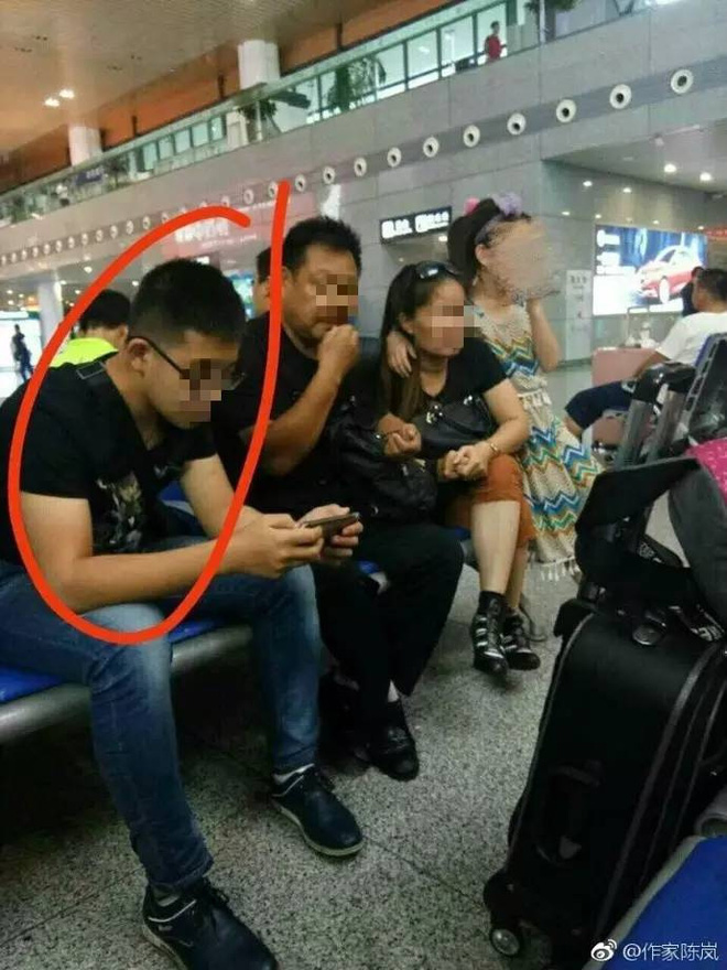nam sinh vien ngang nhien so soang vong mot be gai vi thanh nien giua chon dong nguoi da bi canh sat bat giu