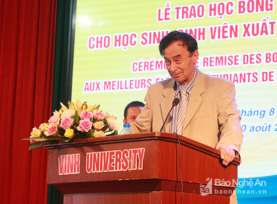 nghe an 146 hoc sinh sinh vien nhan hoc bong vallet