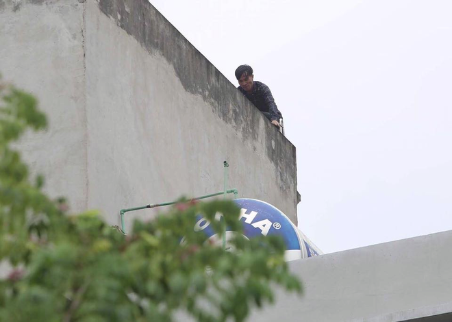 ha noi bat giu thanh nien ngao da co thu tren mai nha