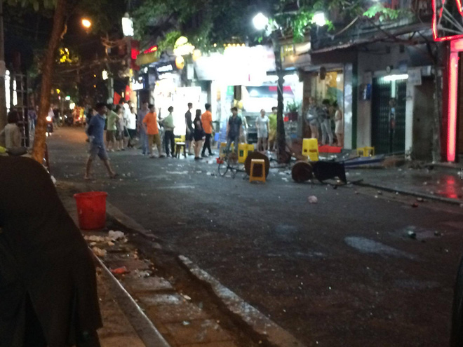 Hà Nội: Hai nhóm côn đồ hỗn chiến, nhiều hàng quán hoảng sợ đóng cửa ha noi hai nhom con do hon chien nhieu hang quan hoang so dong cua