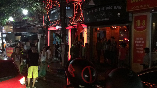 Hà Nội: Hai nhóm côn đồ hỗn chiến, nhiều hàng quán hoảng sợ đóng cửa ha noi hai nhom con do hon chien nhieu hang quan hoang so dong cua