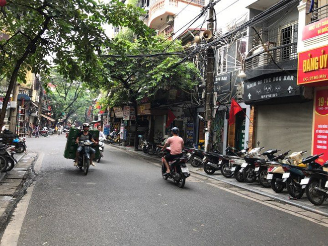 Hà Nội: Hai nhóm côn đồ hỗn chiến, nhiều hàng quán hoảng sợ đóng cửa ha noi hai nhom con do hon chien nhieu hang quan hoang so dong cua