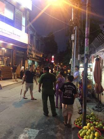 no sung khong che thanh nien dung dao keo chong tra cong an o trung tam sai gon