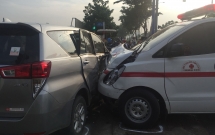 xe cuu thuong cho benh nhan dinh chat vao o to 7 cho sau va cham o sai gon