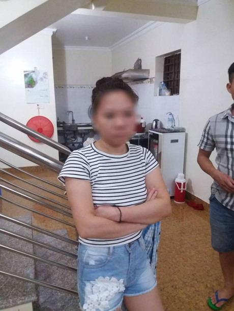 hai phong pha cua vao nha vo phat hien chong cung nhan tinh tron trong phong ngu