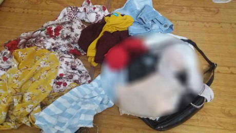 hai phong pha cua vao nha vo phat hien chong cung nhan tinh tron trong phong ngu