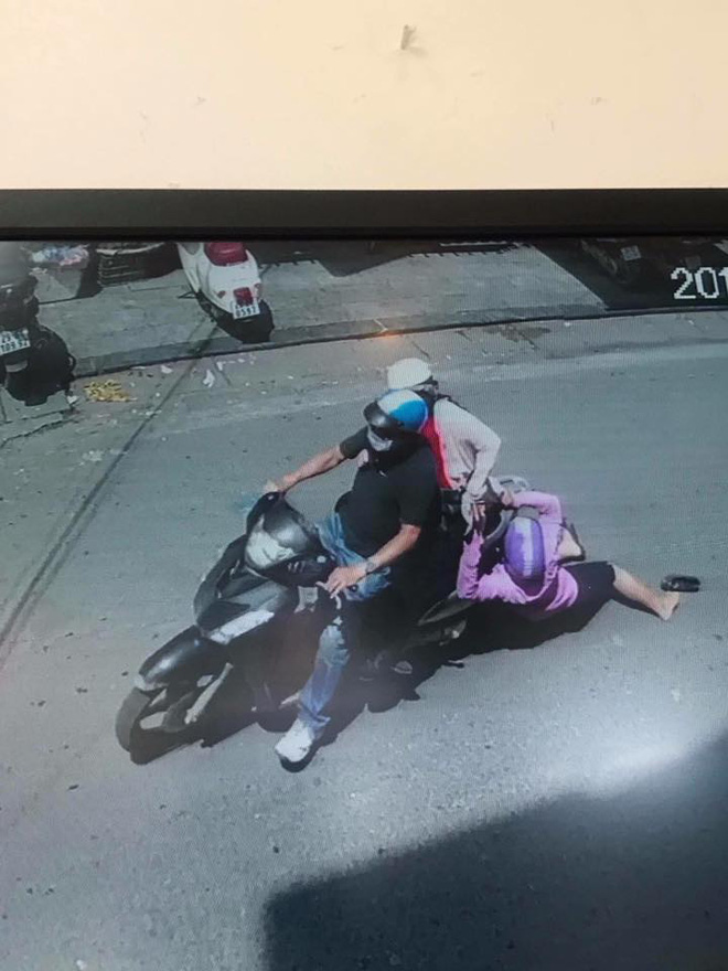 ha noi doi nam nu di sh cuop tui trang tron roi keo le nguoi phu nu ngay pho hang mam