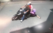 ha noi doi nam nu di sh cuop tui trang tron roi keo le nguoi phu nu ngay pho hang mam