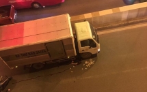 ha noi nam thanh nien di xe may bi xe cho thu bao can ngang qua nguoi tai ham kim lien