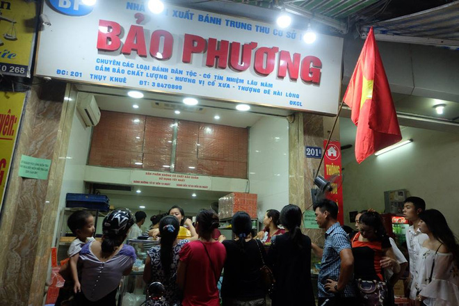 truoc ngay nghi le 29 nguoi ha noi xep hang mua banh trung thu bao phuong den tan khuya