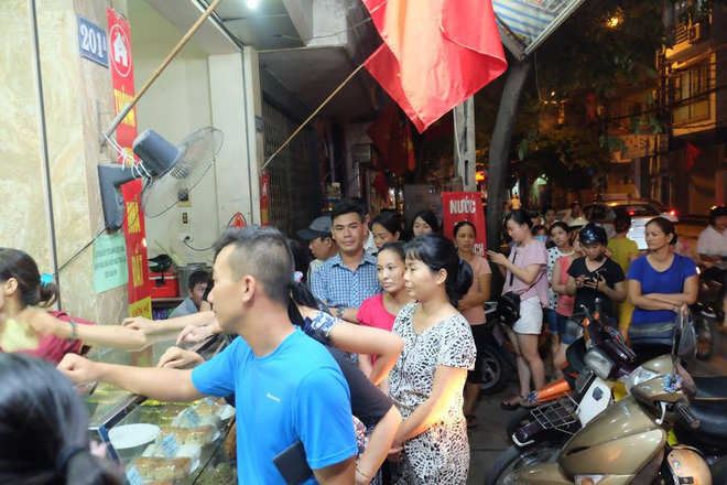 truoc ngay nghi le 29 nguoi ha noi xep hang mua banh trung thu bao phuong den tan khuya