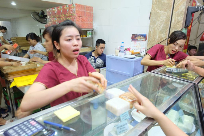 truoc ngay nghi le 29 nguoi ha noi xep hang mua banh trung thu bao phuong den tan khuya