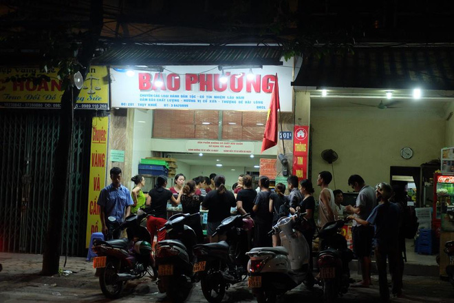 truoc ngay nghi le 29 nguoi ha noi xep hang mua banh trung thu bao phuong den tan khuya