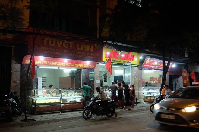 truoc ngay nghi le 29 nguoi ha noi xep hang mua banh trung thu bao phuong den tan khuya