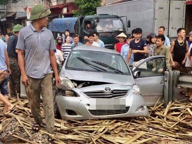 nam dinh o to bi hat vang sau khi tong vao tau hoa 1 nguoi tu vong 3 nguoi nhap vien cap cuu