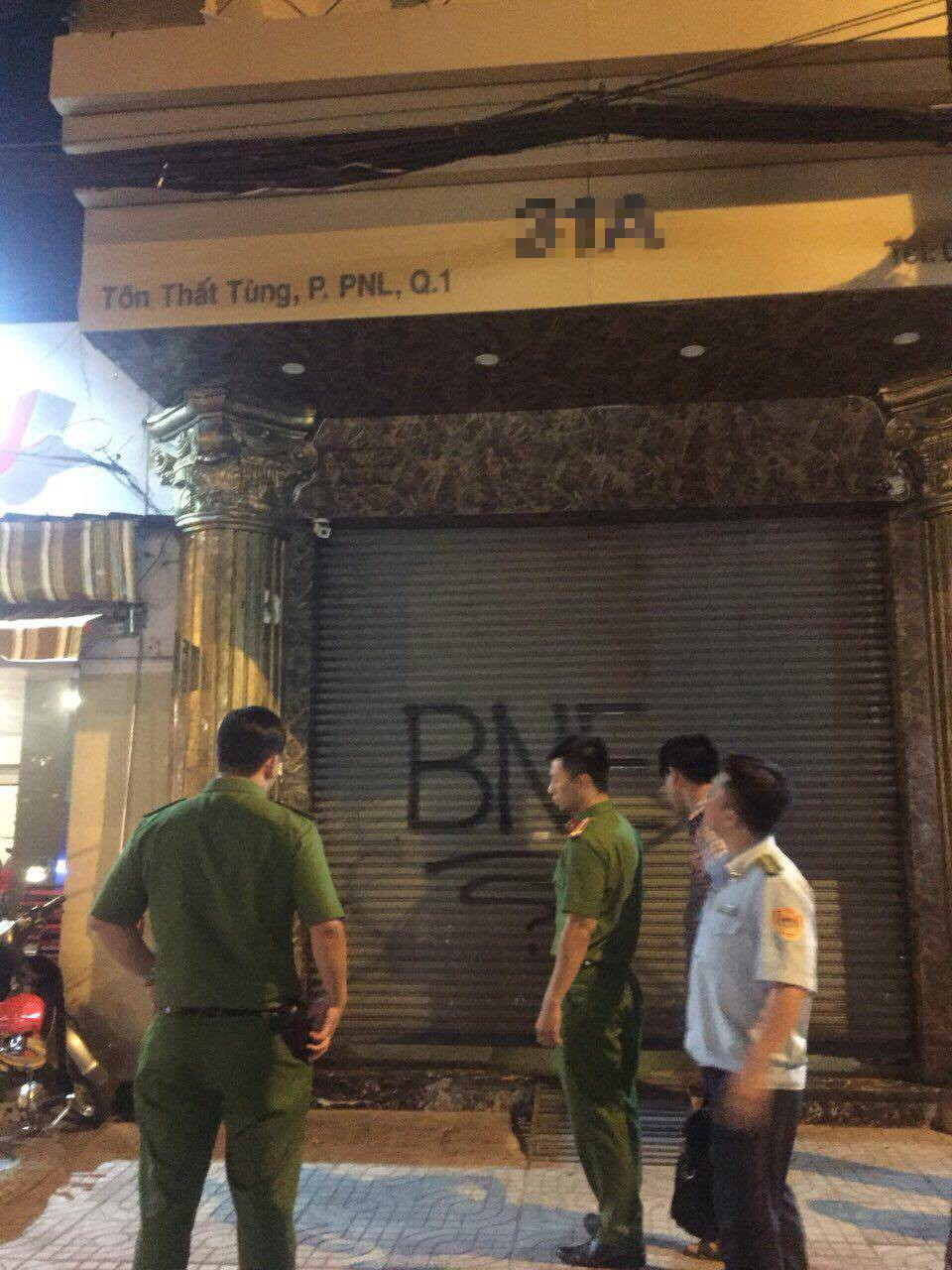 tphcm nhan vien nha hang tung ban dam phuc vu quy ong tiep tuc chong doi khi canh sat kiem tra
