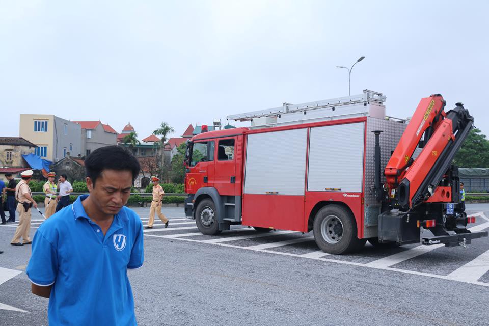 ha noi thuc nghiem hien truong vu xe khach dam xe cuu hoa tren cao toc phap van