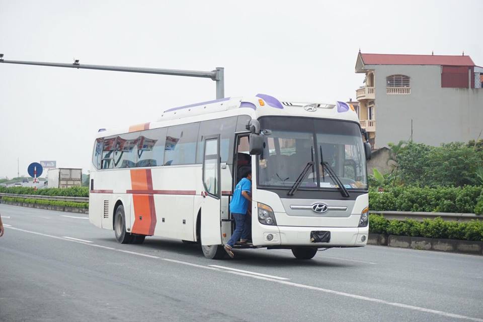 ha noi thuc nghiem hien truong vu xe khach dam xe cuu hoa tren cao toc phap van