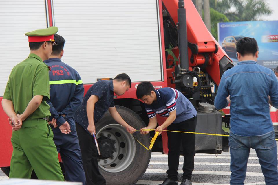 ha noi thuc nghiem hien truong vu xe khach dam xe cuu hoa tren cao toc phap van