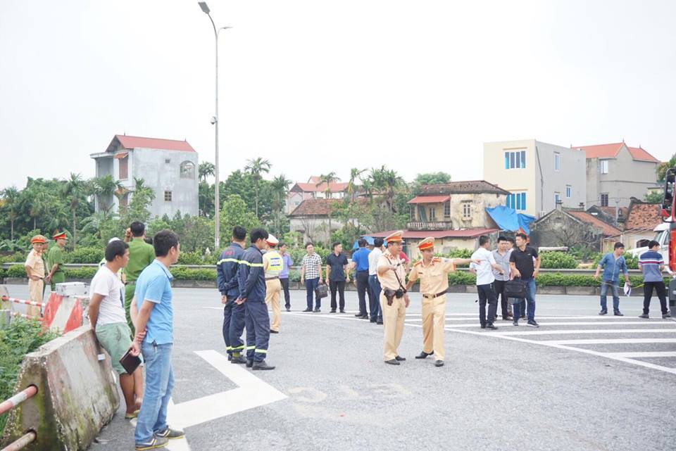 ha noi thuc nghiem hien truong vu xe khach dam xe cuu hoa tren cao toc phap van