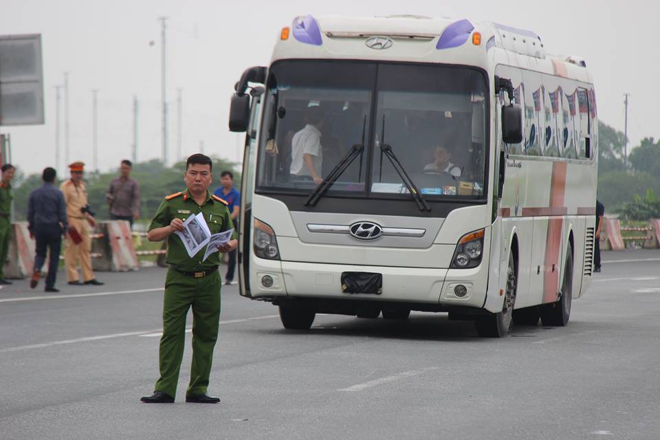 ha noi thuc nghiem hien truong vu xe khach dam xe cuu hoa tren cao toc phap van