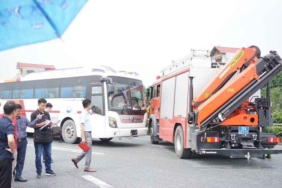 ha noi thuc nghiem hien truong vu xe khach dam xe cuu hoa tren cao toc phap van