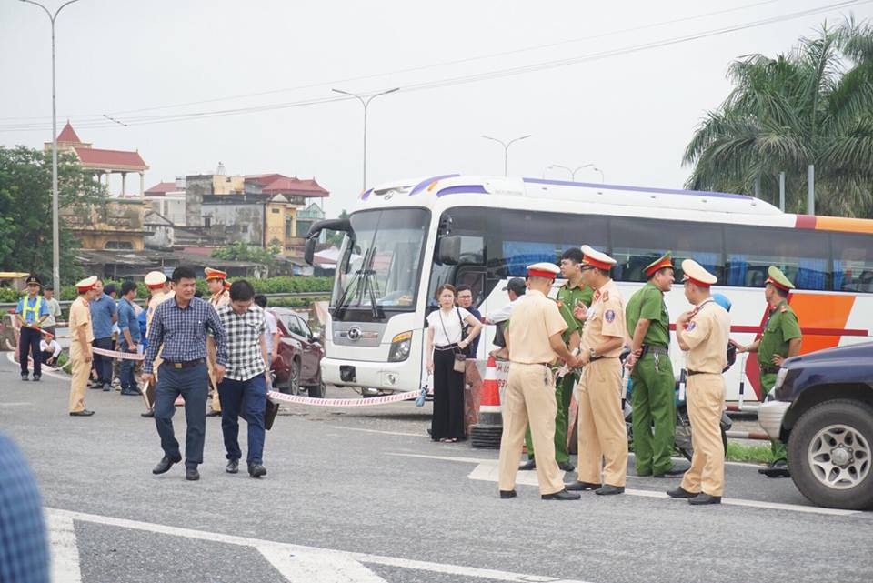 ha noi thuc nghiem hien truong vu xe khach dam xe cuu hoa tren cao toc phap van