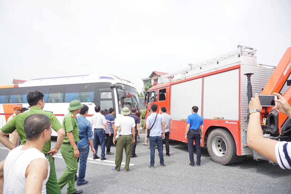 ha noi thuc nghiem hien truong vu xe khach dam xe cuu hoa tren cao toc phap van