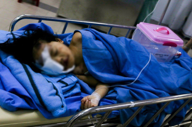 khong biet me tu vong be gai 6 tuoi song sot tren chuyen xe ruoc dau lien tuc goi me trong dau don