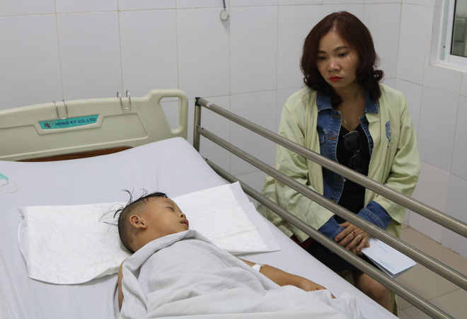 khong biet me tu vong be gai 6 tuoi song sot tren chuyen xe ruoc dau lien tuc goi me trong dau don