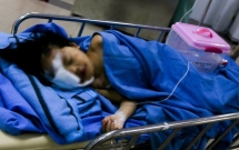 khong biet me tu vong be gai 6 tuoi song sot tren chuyen xe ruoc dau lien tuc goi me trong dau don