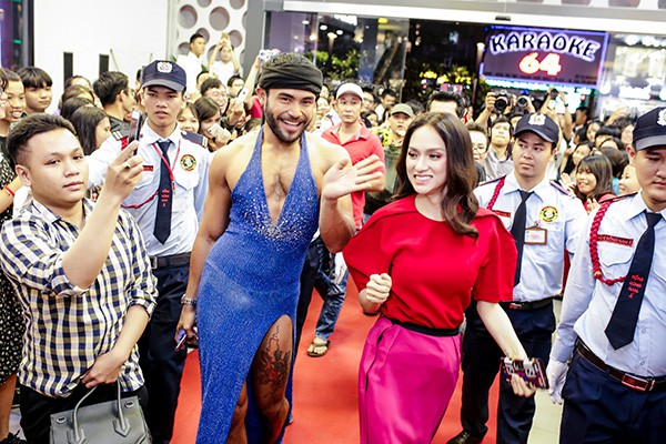 huong giang idol sanh doi cung thanh catwalk toi chuc mung dam vinh hung