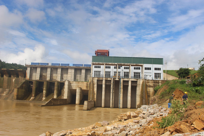 nghe an hang chuc ngoi nha co nguy co bi do sap xuong dong song do nuoc lu