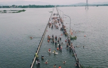 1 nguoi lon va 2 tre em say chan duoi nuoc trong vung ngap lut o ha noi