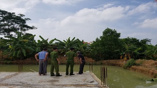 vinh phuc cong trinh thi cong khong co canh bao 2 chau be bi duoi nuoc thuong tam