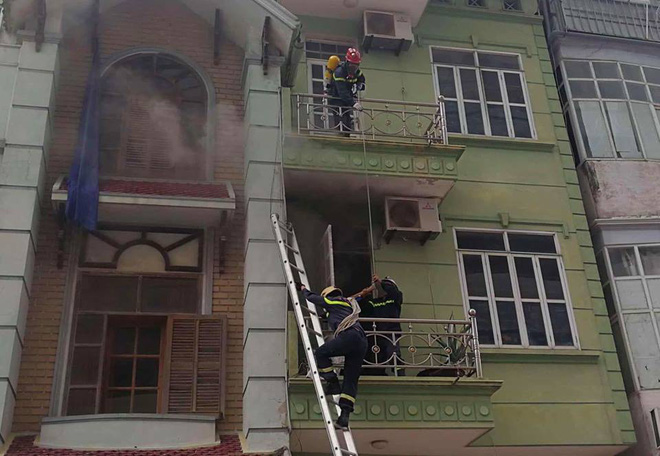 ha noi chay nha 5 tang nhieu nguoi dan hoang loan